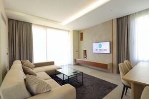 Ropa de cama de alta calidad, colchones con efecto memoria y minibar 