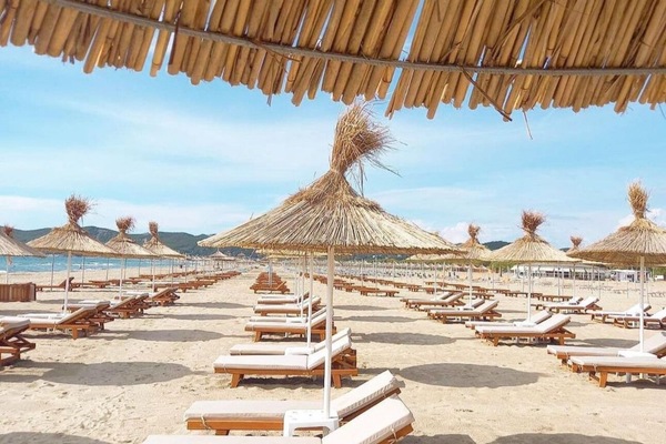 Private beach, white sand, 5 beach bars