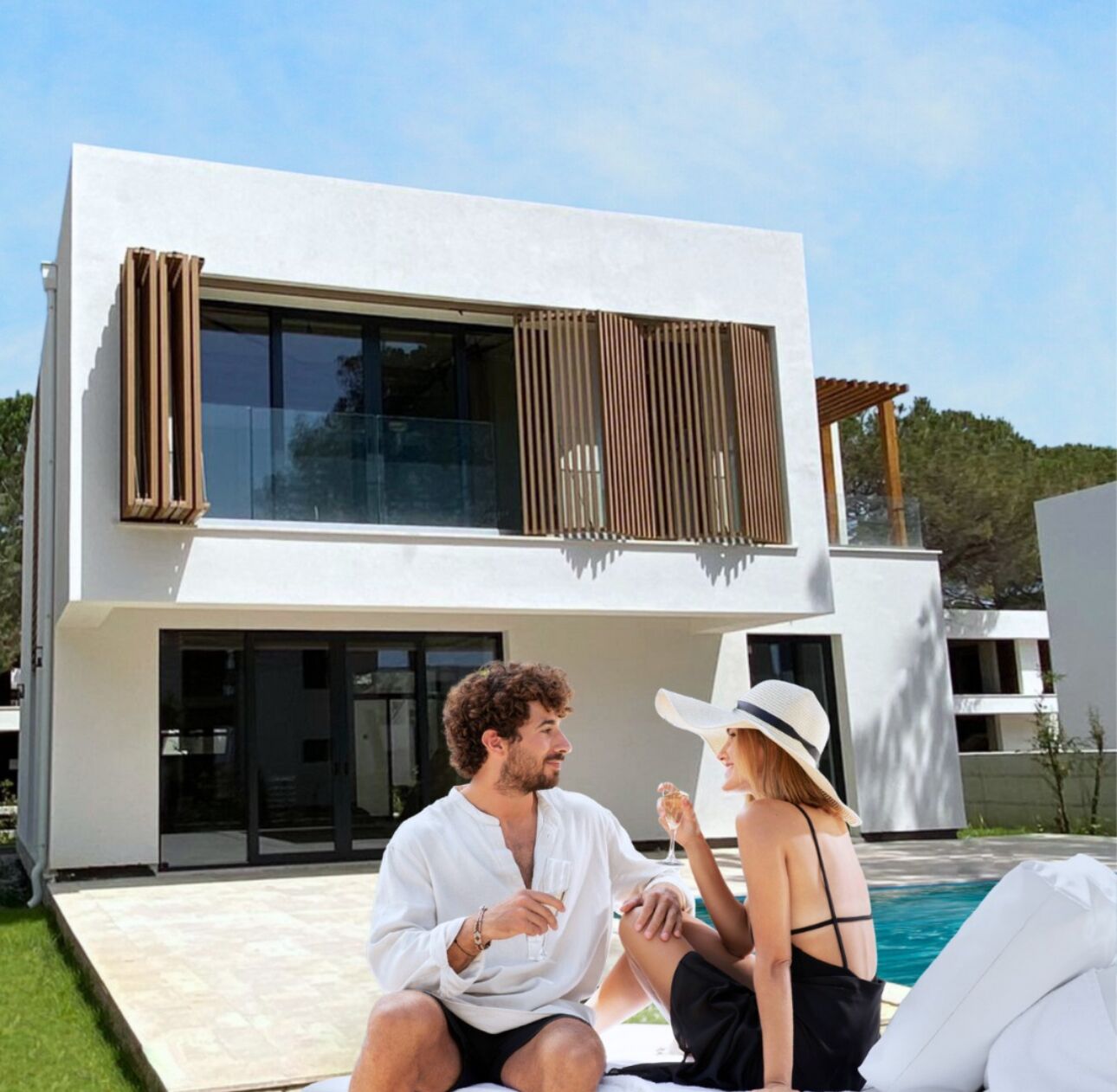 Una casa moderna de dos pisos con fachada de vidrio y zona de piscina.