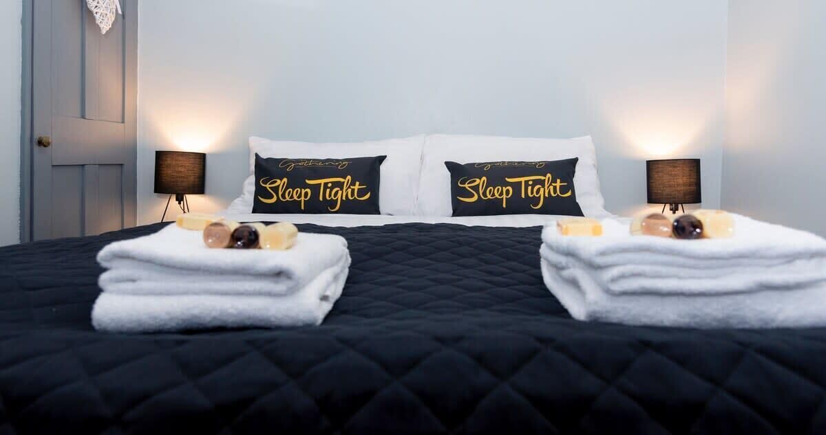 3 bedrooms, iron/ironing board, WiFi, bed sheets