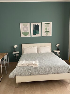 Quarto quádruplo | Cortinas blackout, Wi-Fi de cortesia, roupa de cama
