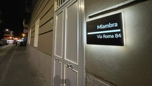 A building with a sign that reads "Mimbra Via Roma 84". - Miambra (Grumo Nevano)