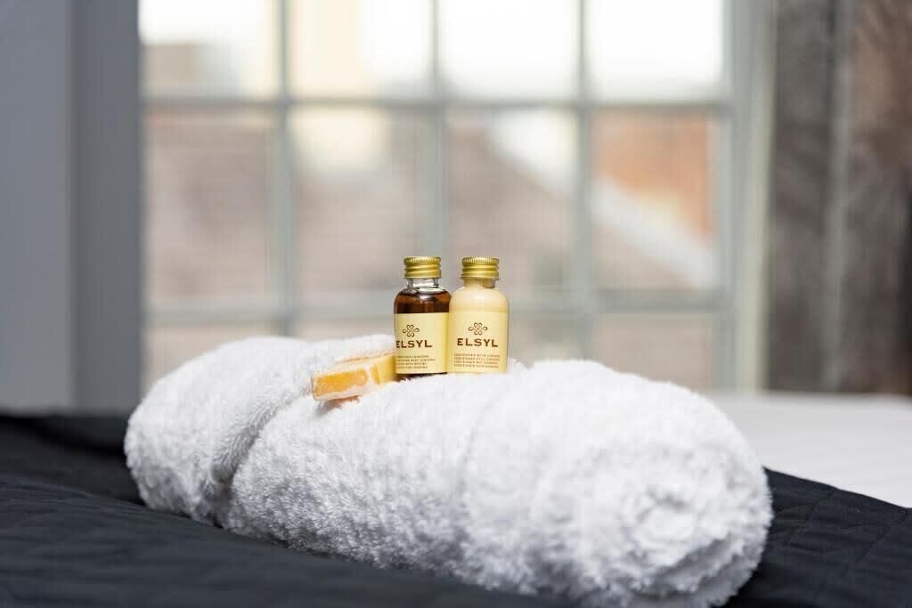 Regadera, secadora de cabello, toallas 