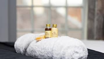 Regadera, secadora de cabello, toallas