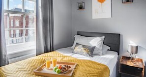 5 bedrooms, iron/ironing board, WiFi, bed sheets - The Gathering 1 - Chester City Centre Sleeps 14 (Chester)