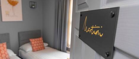 5 habitaciones, tabla de planchar con plancha, wifi y ropa de cama