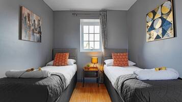 2 quartos, ferros/tábuas de passar roupa, Wi-Fi, roupa de cama