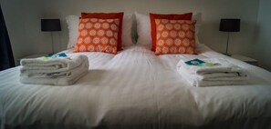 5 habitaciones, tabla de planchar con plancha, wifi y ropa de cama 