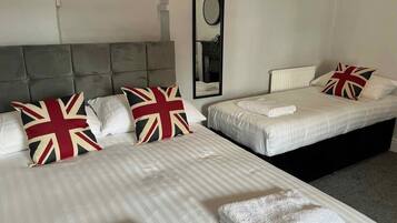 4 bedrooms, iron/ironing board, WiFi, bed sheets