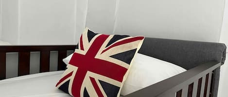 4 bedrooms, iron/ironing board, WiFi, bed sheets