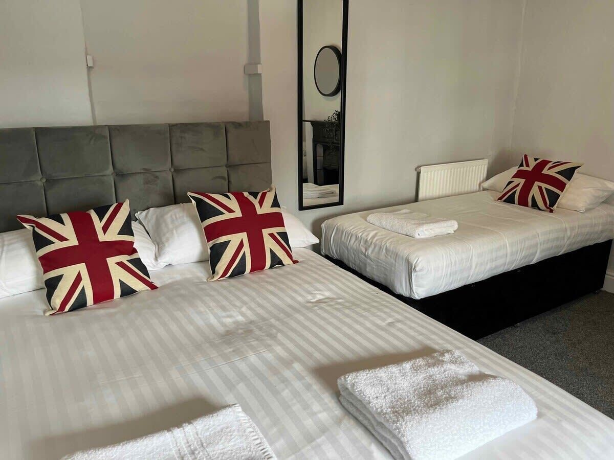 4 bedrooms, iron/ironing board, WiFi, bed sheets