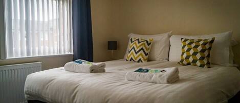 5 habitaciones, tabla de planchar con plancha, wifi y ropa de cama