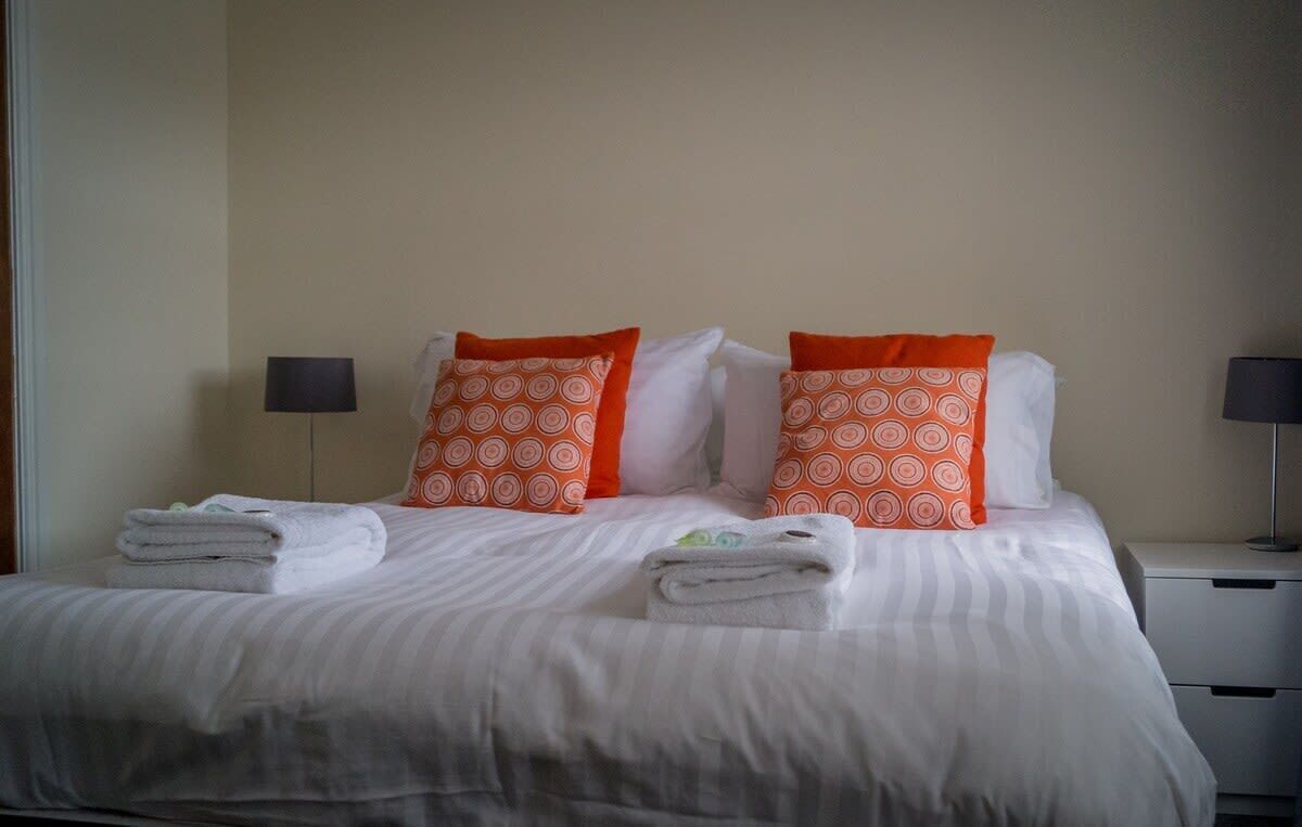 5 bedrooms, iron/ironing board, WiFi, bed sheets