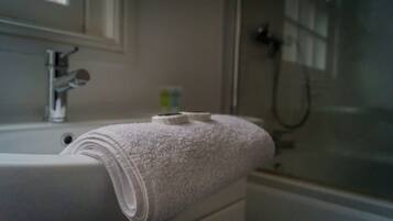 Ducha, secador de pelo y toallas