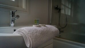 Douche, sèche-cheveux, serviettes fournies