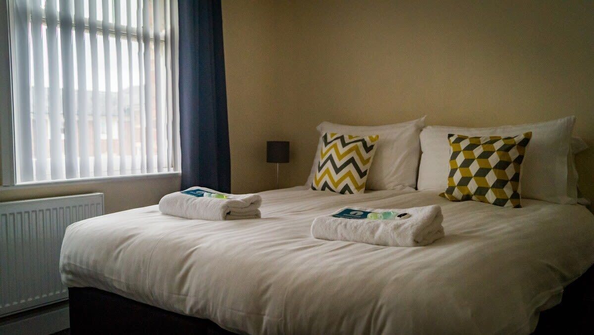 5 bedrooms, iron/ironing board, WiFi, bed sheets