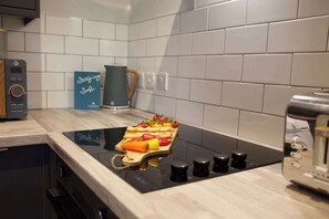 Geladeira, micro-ondas, fogão, cooktop