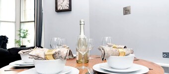 Wrexham Central Stay Apartment Seven - Sleeps 5