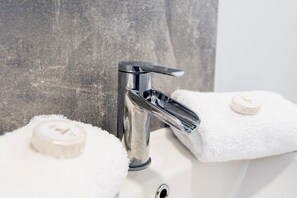 Chuveiro, secador de cabelo, toalhas de banho 