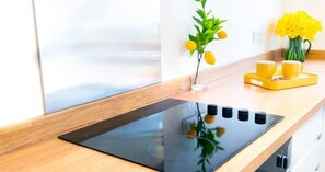 Kjøleskap, mikrobølgeovn, ovn og oppvaskmaskin