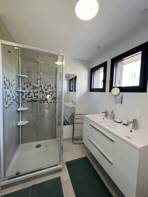 Dusche, Haartrockner, Handtücher