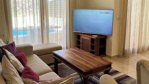 Smart TV - Villa Nausicaa, Aphrodite Hills Golf Resort, Private Heated Pool With Jacuzzi (Kouklia)