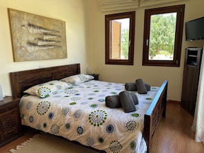 2 bedrooms, in-room safe, iron/ironing board, free WiFi