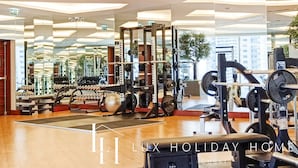 Ein modernes Fitnessstudio mit unterschiedlichen Trainingsgeräten, darunter Kraftgeräte und Kurzhanteln.