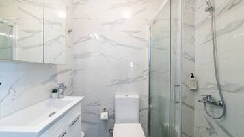 Ducha, secador de pelo, toallas