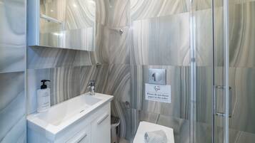 Dusche, Haartrockner, Handtücher