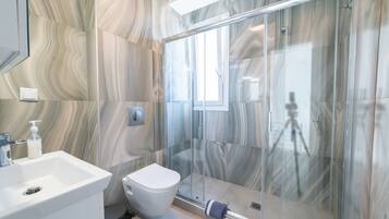 Dusche, Haartrockner, Handtücher