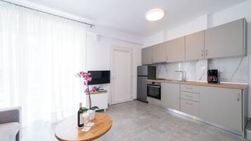 Fridge, oven, stovetop, coffee/tea maker