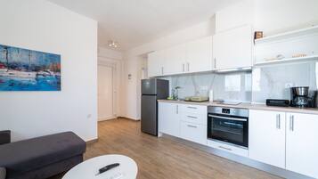 Fridge, oven, stovetop, coffee/tea maker