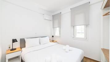 1 habitación, tabla de planchar con plancha y cuna de viaje