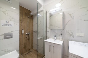 Dusche, Haartrockner, Handtücher