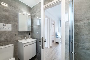 Chuveiro, secador de cabelo, toalhas de banho