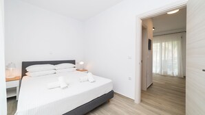 Une chambre à coucher moderne avec un lit, une table de chevet et une commode.