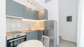 Refrigerador, horno, placa de cocina, cafetera/tetera