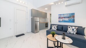 Un apartamento moderno con cocina, comedor y sala de estar.
