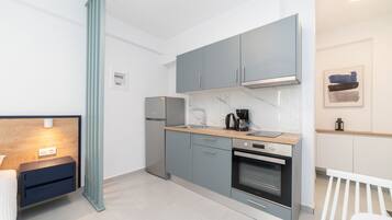 Fridge, oven, stovetop, coffee/tea maker