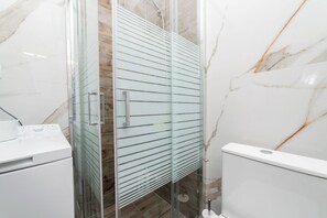 Douche, sĂšche-cheveux, serviettes fournies