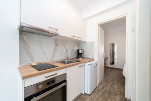 Fridge, oven, stovetop, coffee/tea maker