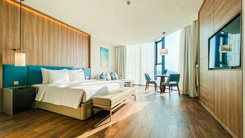 Deluxe studio, uitzicht op baai | Hypoallergeen beddengoed, een minibar, een bureau, geluiddichte muren