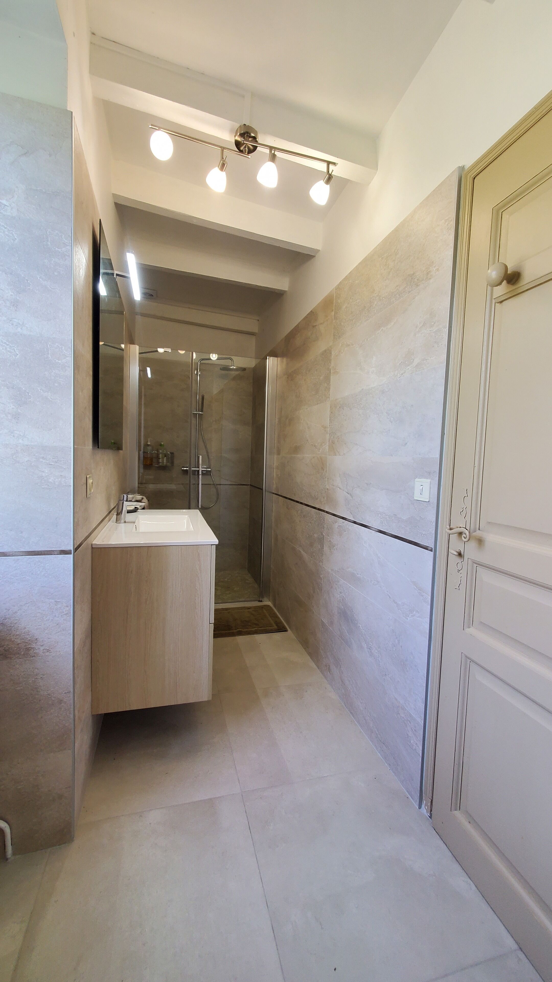 Een douche, een haardroger, handdoeken, zeep