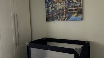 1 soverom, strykejern/-brett, reiseseng for barn og wi-fi