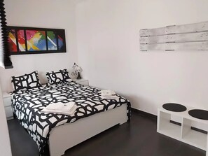 2 chambres, fer et planche à repasser, Wi-Fi, draps fournis