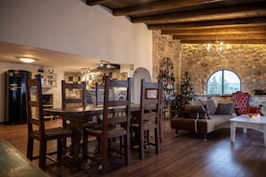 Dining - Silo Stone House (Fichti)
