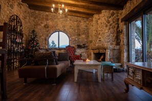 Interior - Silo Stone House (Fichti)