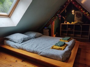 6 bedrooms, iron/ironing board, free WiFi, bed sheets