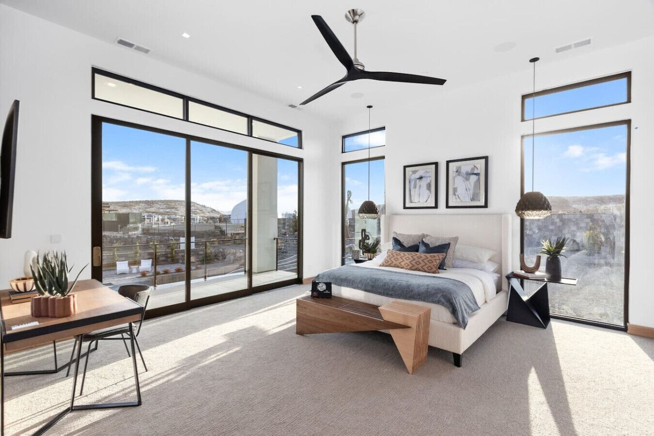 6 makuuhuonetta, työpöytä, silitysrauta/-lauta, vauvan matkasänky